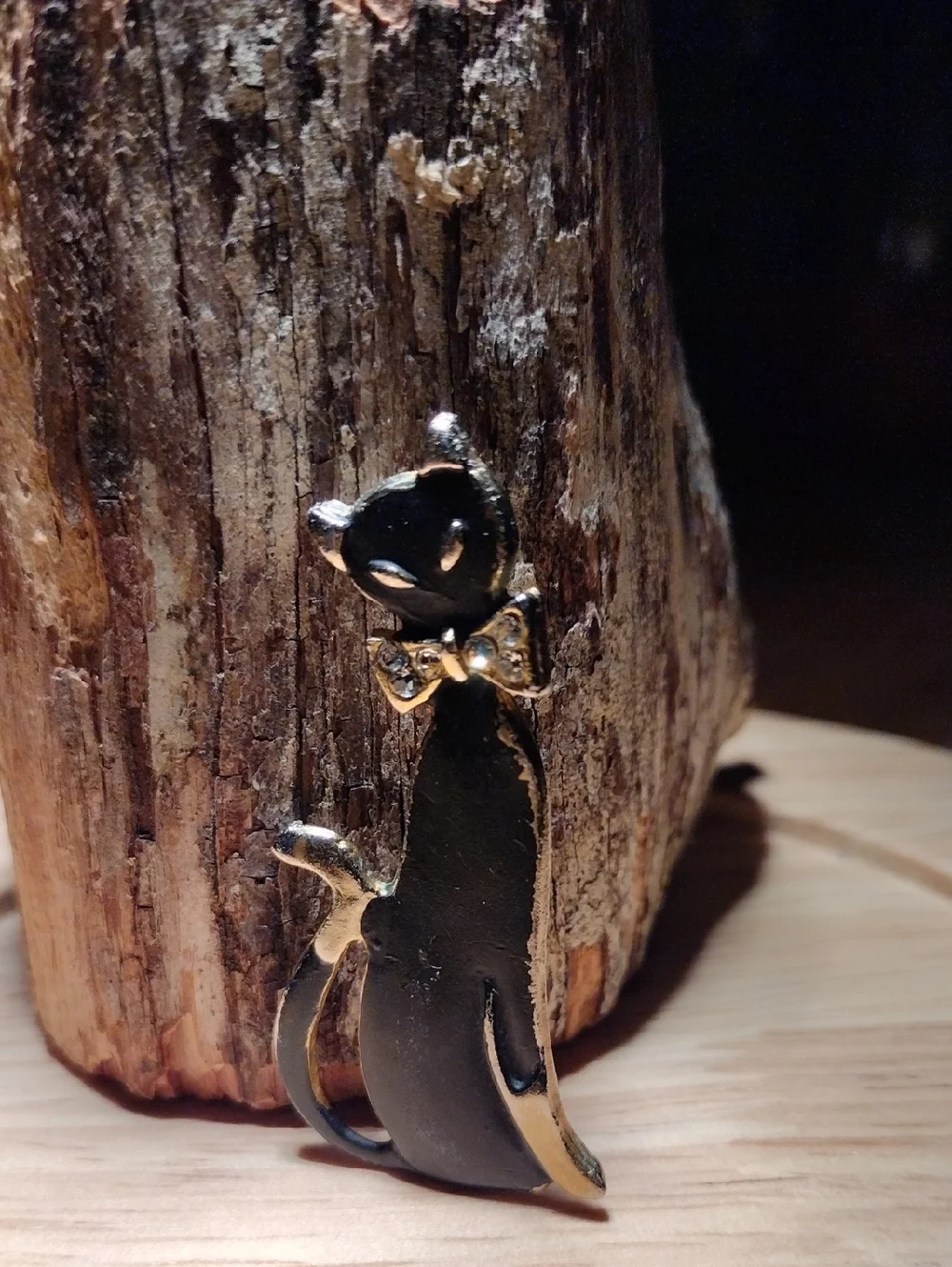 Elegant Black & Gold Cat Brooch - Fashion Accessory for Cat Lovers
